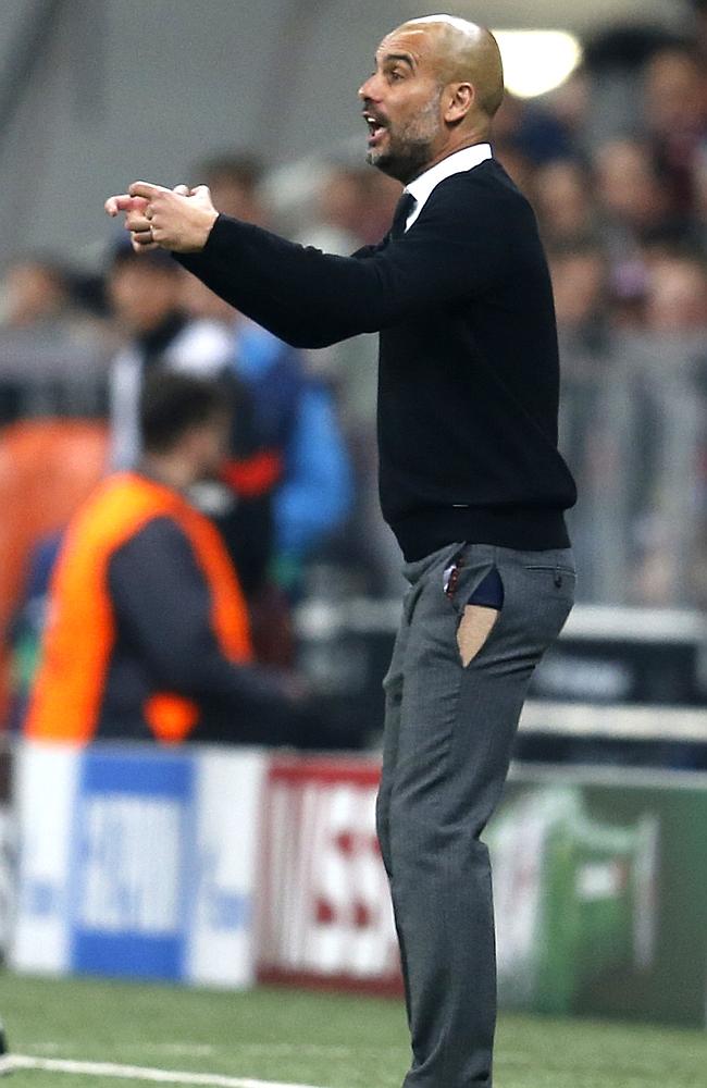 Menang atas Porto, Celana Guardiola Robek